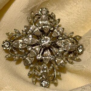 Vintage rhinestone brooch - silver tone with faux pearls